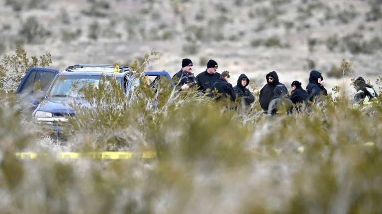遺体の発見現場を調べる警官ら/Will Lester/MediaNews Group/Inland Valley Daily Bulletin/Getty Images