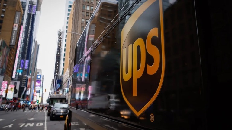 米貨物大手ＵＰＳは、１万２０００人規模の人員削減を発表した/Kena Betancur/VIEWpress/Getty Images