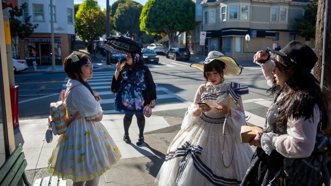 ロリータファッションに身を包み、米サンフランシスコの街角に佇む女性たち