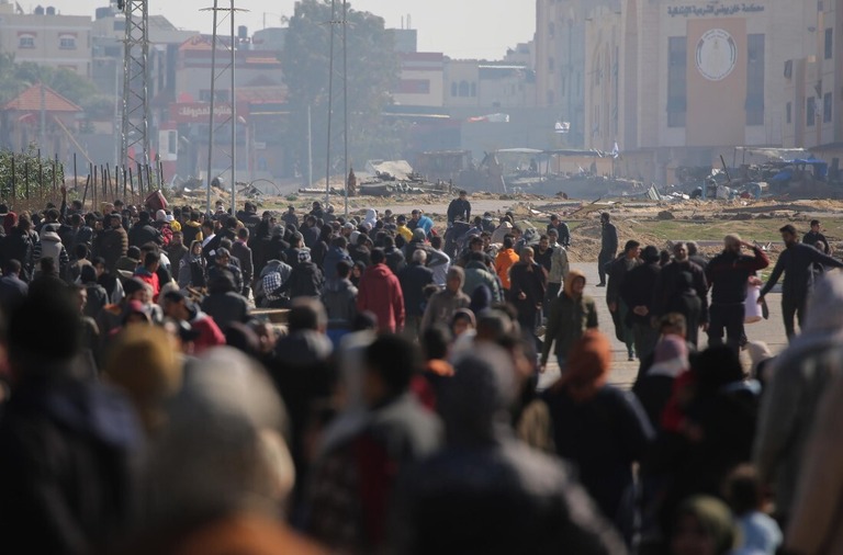 避難指示を受けてハンユニスを離れる避難民＝２６日/Xinhua/Shutterstock