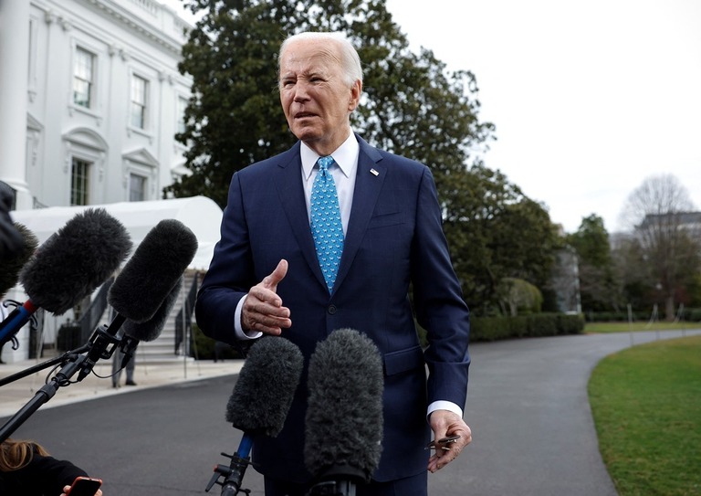 ホワイトハウスで記者団の質問に答えるバイデン米大統領/Evelyn Hockstein/Reuters