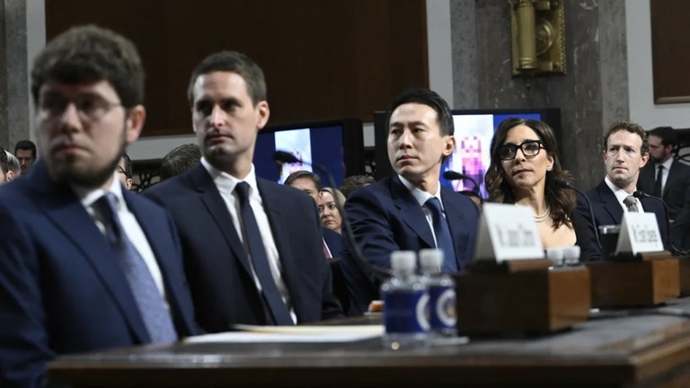 米上院司法委員会の公聴会に臨んだ大手ＳＮＳの経営者ら/Andrew Caballero-Reynolds/AFP/Getty Images