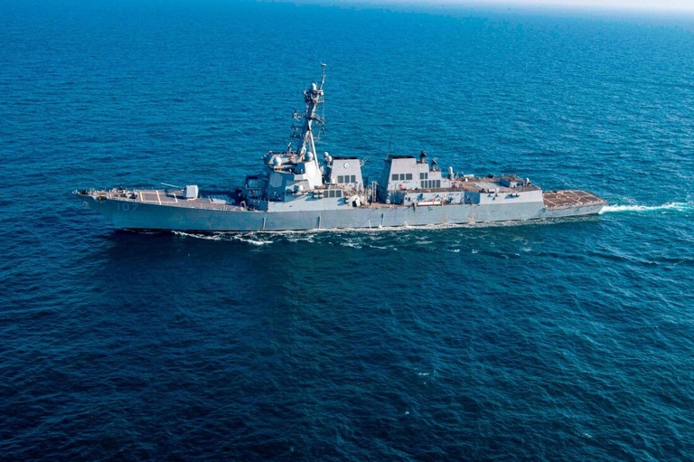 航行する米駆逐艦「グレーブリー」＝２０２３年１２月５日/Mass Communication Specialist 3rd Class Janae Chambers/US Navy