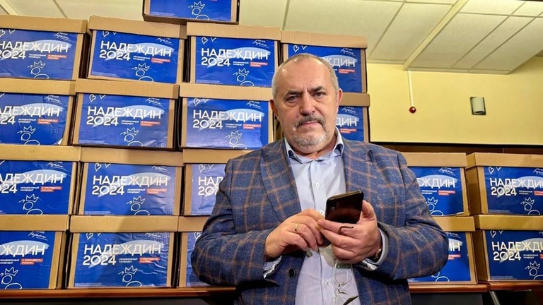 署名が入った箱の前に立つボリス・ナジェージュジン氏/Boris Nadezhdin/Telegram
