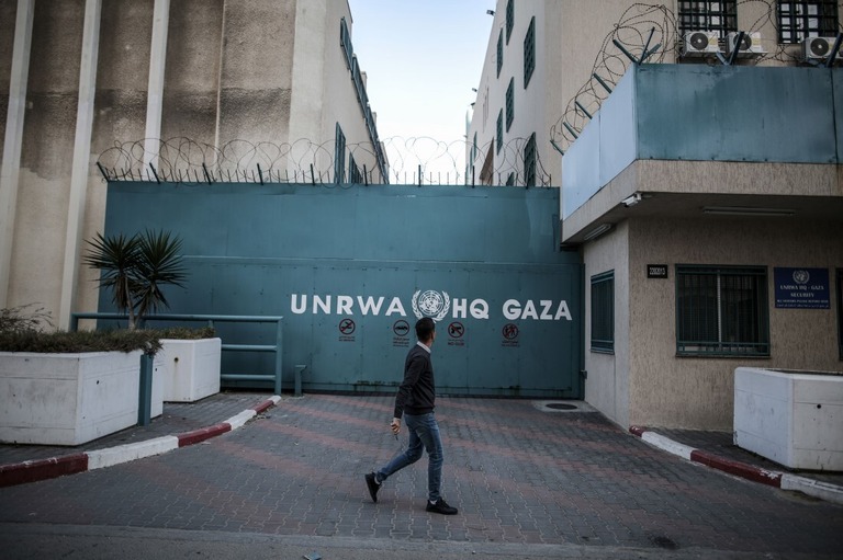国連パレスチナ難民救済事業機関（ＵＮＲＷＡ）の建物前＝パレスチナ自治区ガザ地区/Ali Jadallah/Anadolu Agency via Getty Images