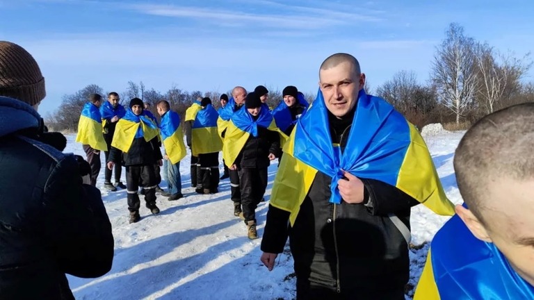 捕虜交換の後、ウクライナ国内に帰還した同国の戦争捕虜ら/Ukrainian Presidential Press Service/Reuters
