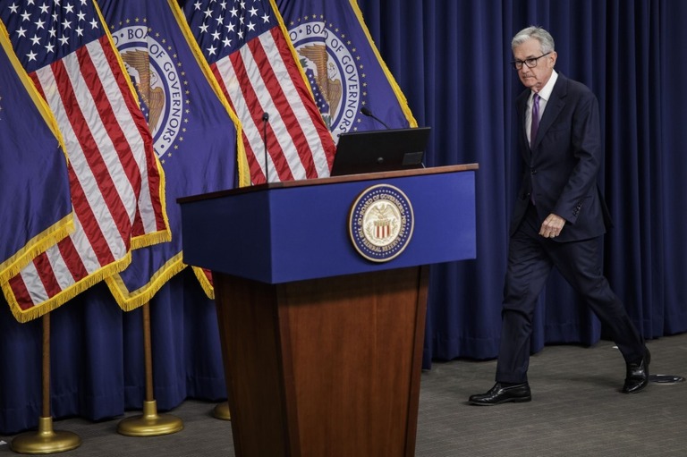 会見に臨むＦＲＢのパウエル議長/Samuel Corum/Bloomberg/Getty Images