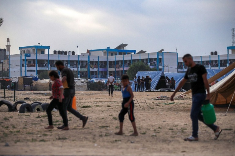 住む場所を追われ、ＵＮＲＷＡの学校に避難するパレスチナ人/Mohammed Zaanoun/Middle East Images/AFP/Getty Images