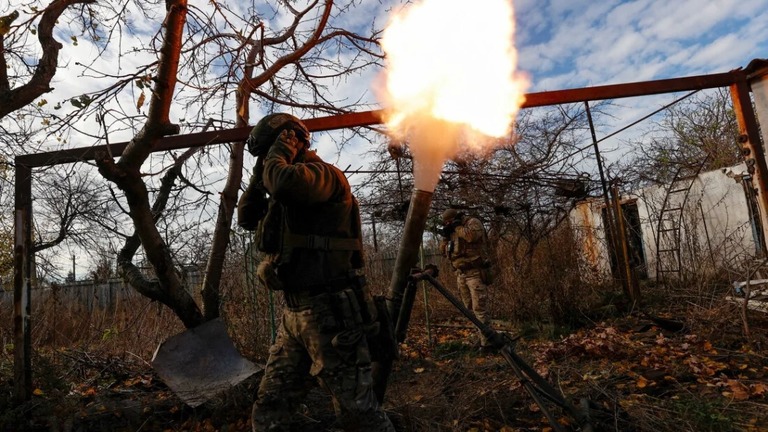 ＳＢＵによれば、国防当局者は迫撃砲弾１０万発を注文したが、武器は届かなかった/Serhii Nuzhnenko/Reuters