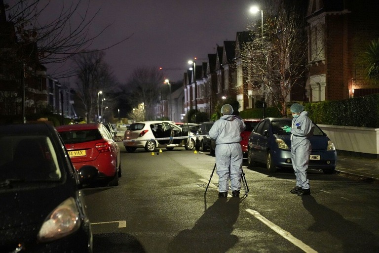 事件現場で対応にあたる警察＝英ロンドン南部クラッパム/James Weech/Press Association/AP