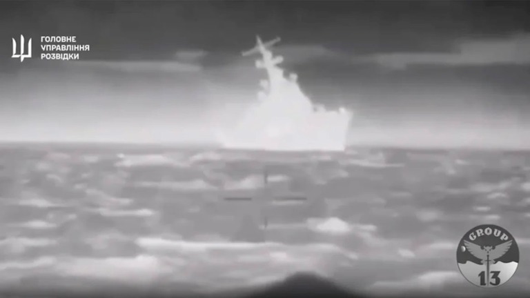 無人艇によるロシア軍艦破壊の様子を捉えたとウクライナが主張する夜間の映像/Ukraine Defense Intelligence/Telegram