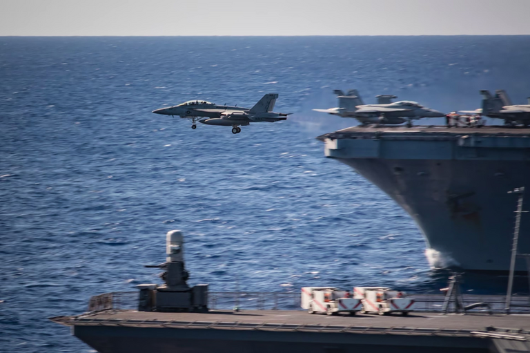 演習中に米海軍の空母「カール・ビンソン」から離陸する戦闘攻撃機のスーパーホーネット＝１月３１日、フィリピン海/US Navy