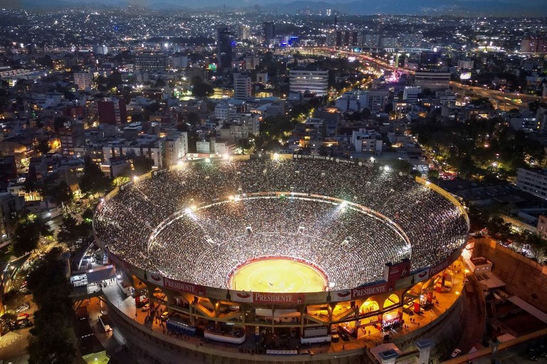 ４万２０００人を収容するメキシコ市の闘牛場「プラザ・メキシコ」/Rodrigo Oropeza/AFP/Getty Images