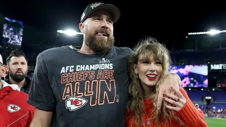 アメリカン・カンファレンス（ＡＦＣ）決勝でのチーフスの勝利を祝うテイラー・スウィフトさんとトラビス・ケルシーさん＝１月２８日/Patrick Smith/Getty Images