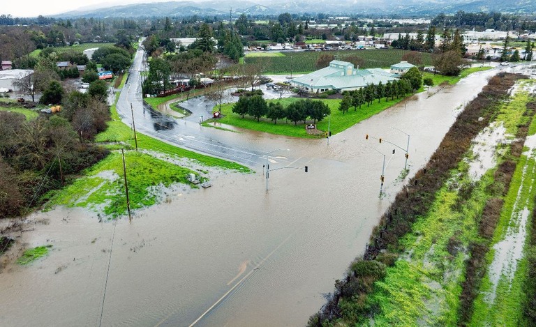 大雨によって冠水した道路＝４日、米カリフォルニア州ソノマ/Josh Edelson/AFP/Getty Images