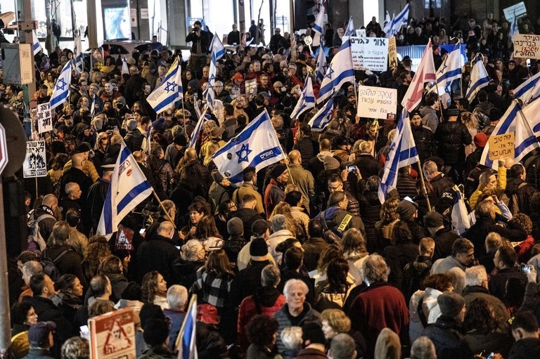 政権交代と人質の解放を求める抗議デモに数千人が集まった＝３日、イスラエル・テルアビブ/Mostafa Alkharouf/Anadolu/Getty Images