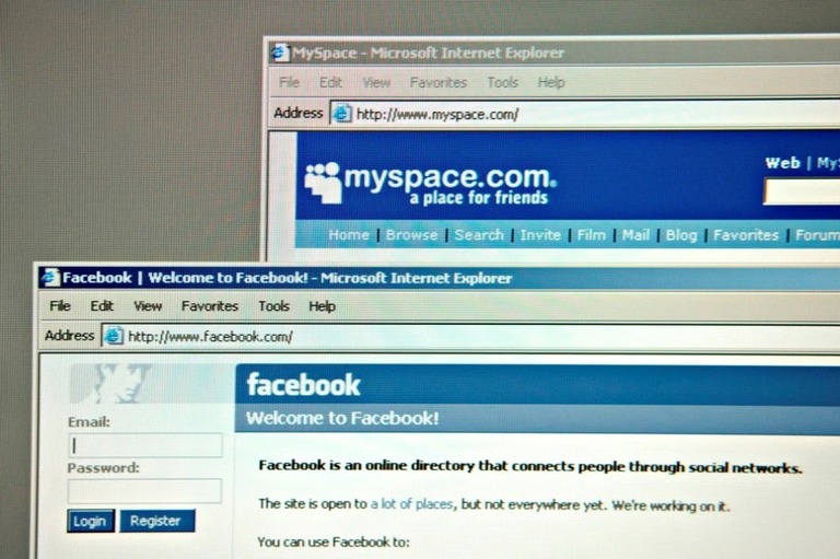 ２００６年のフェイスブックとマイスペースのホームページ/Daniel Acker/Bloomberg/Getty Images