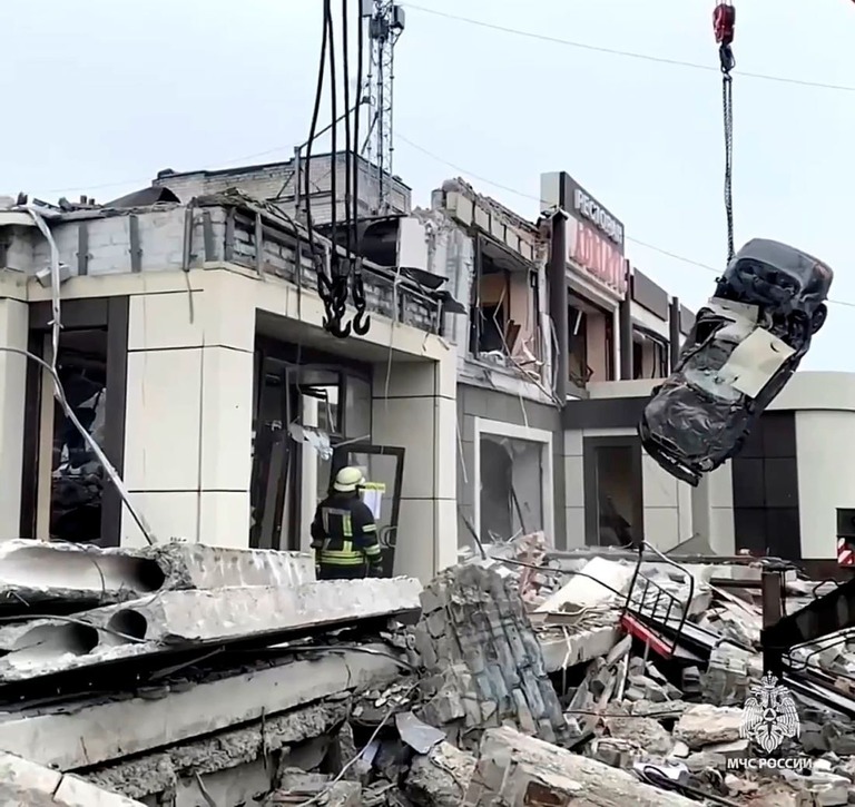 攻撃によって倒壊したパン屋の建物/Russian Emergency Ministry Press Service/AP