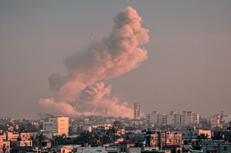 イスラエル軍はここ数週間、ガザ南部のハンユニスに対する攻勢を強化している/Said Khatib/AFP/Getty Images