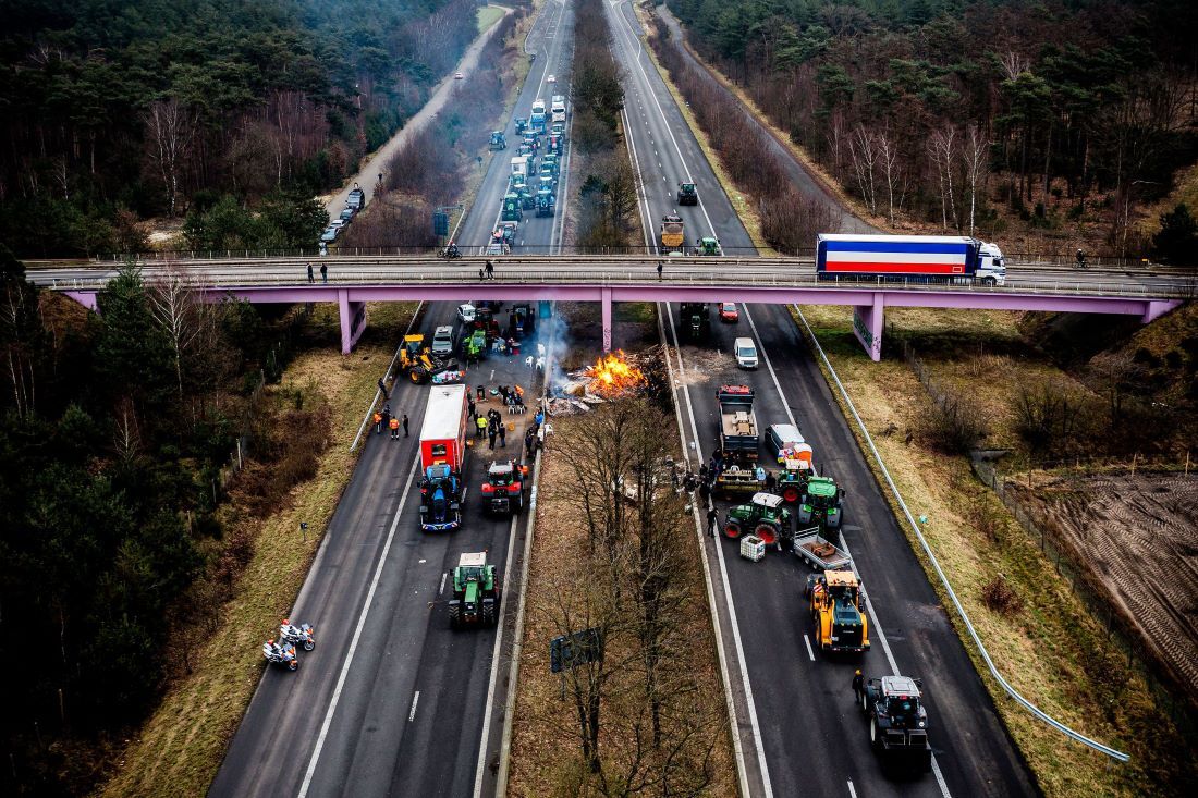 オランダとの国境に近いベルギーのアレントンクで道路を塞ぐ両国の農業従事者/Rob Engelaar/ANP/AFP via Getty Images