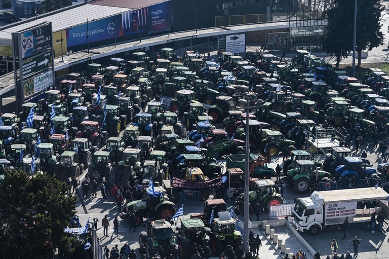 ギリシャ・テッサロニキの国際農産物フェア会場に大挙して押し寄せたトラクター/Sakis Mitrolidis/AFP via Getty Images