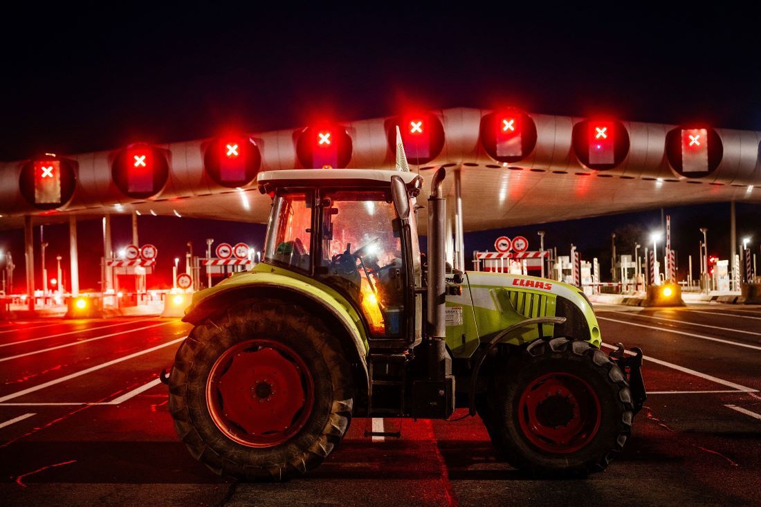 仏パリの南西を走る幹線道路の料金所をトラクターで塞ぐ農業従事者/Dimitar Dilkoff/AFP via Getty Images