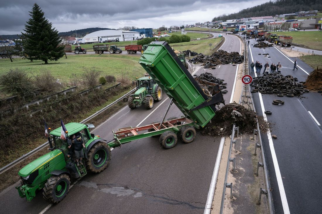 フランス東部の幹線道路を廃棄物で塞ぐ農業従事者/Sebastien Bozon/AFP via Getty Images
