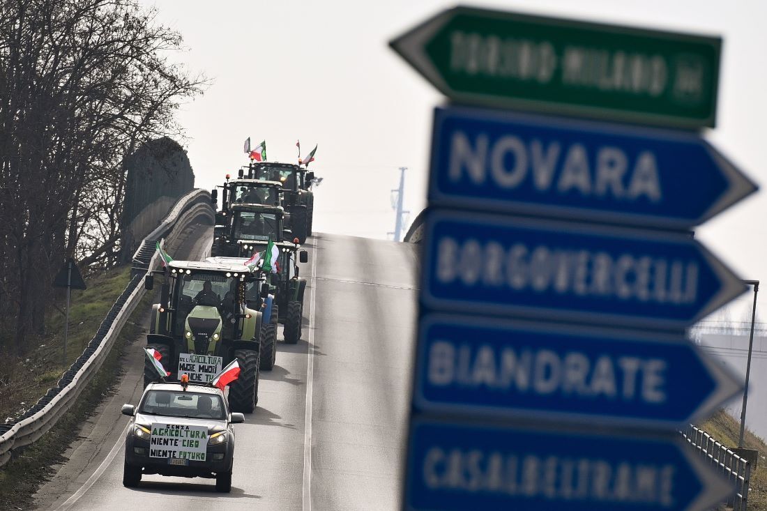 伊ノバラでの農業従事者の抗議デモに参加するトラクター/Stefano Guidi/Getty Images