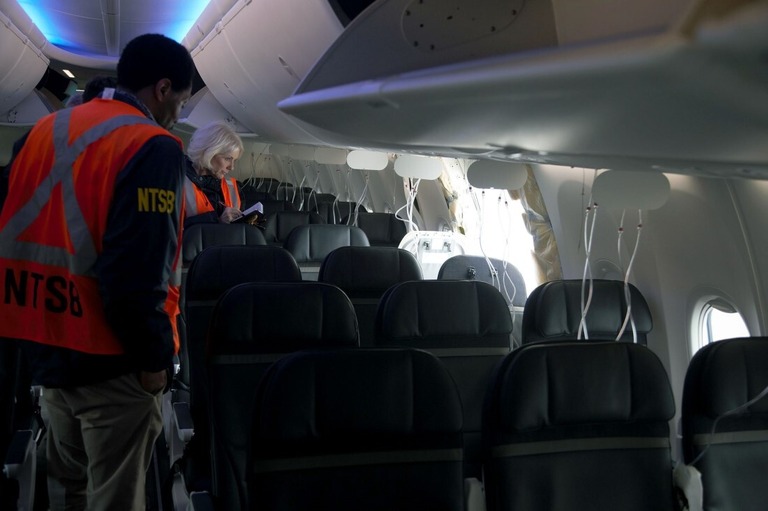 アラスカ航空１２８２便（ボーイング７３７ＭＡＸ９型機）の胴体プラグ部分を調査するＮＴＳＢの職員/NTSB/Handout/Getty Image