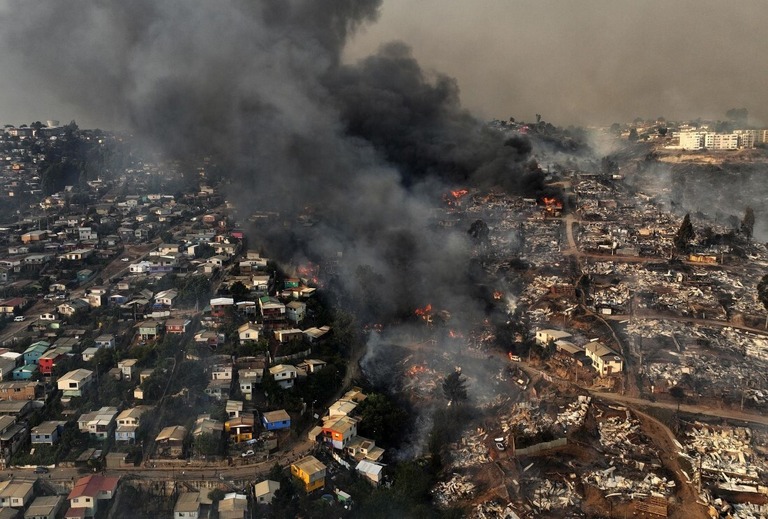 山火事が延焼した地域＝３日、チリ中部ビニャデルマール/Javier Torres/AFP/Getty Images