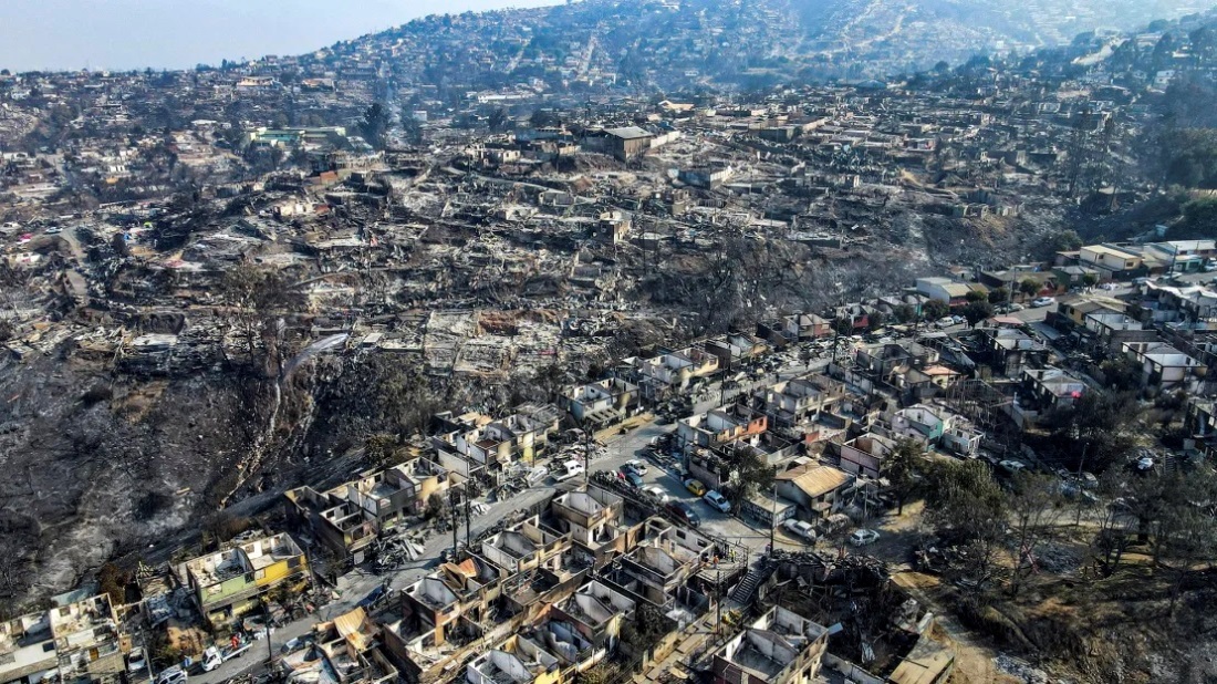 火災によって焼失した町の航空写真＝５日、チリ・ビニャデルマール/Esteban Felix/AP