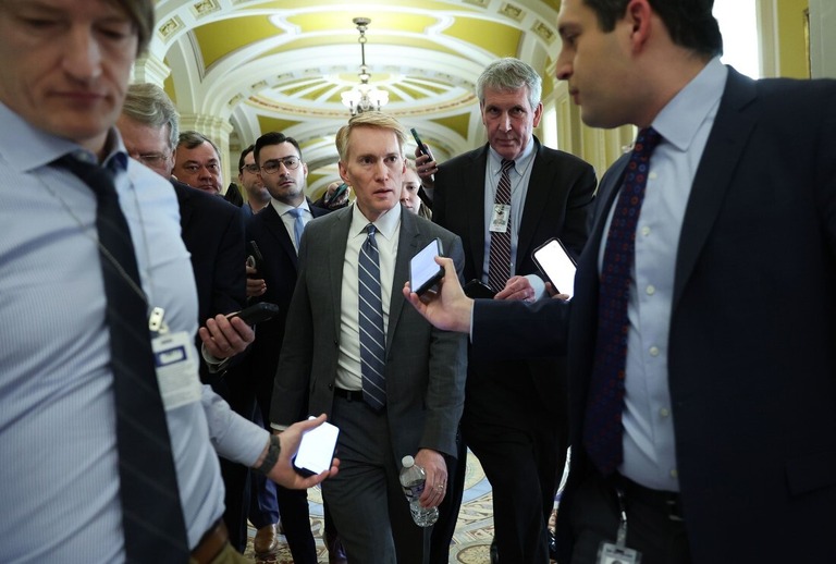 記者団の取材にこたえる共和党のジェームズ・ランクフォード議員＝５日、ワシントンＤＣ/Kevin Dietsch/Getty Images