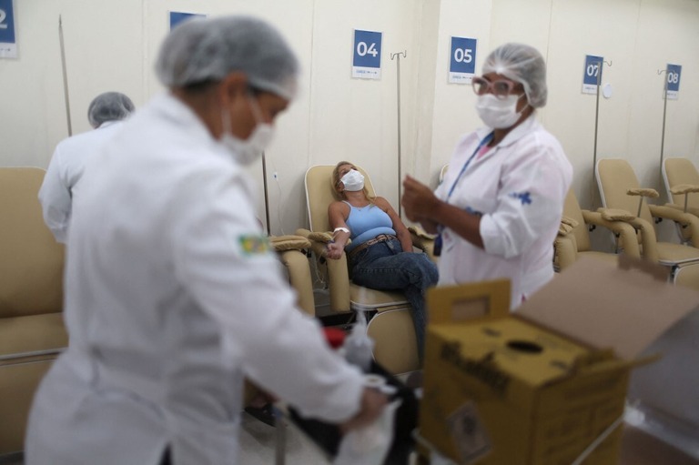 デング熱の救急医療施設で患者の治療に当たる看護師＝６日、ブラジル・リオデジャネイロ/Pilar Olivares/Reuters