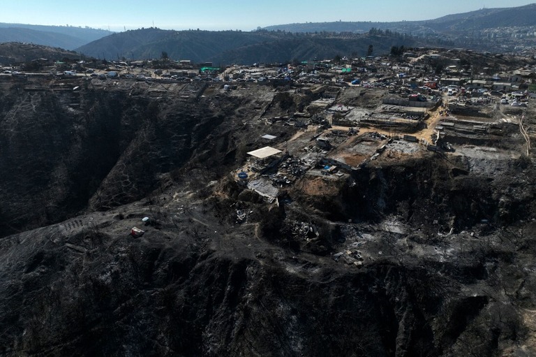 森林火災が発生したチリ・バルパライソ州の地域＝６日/Javier Torres/AFP/Getty Images