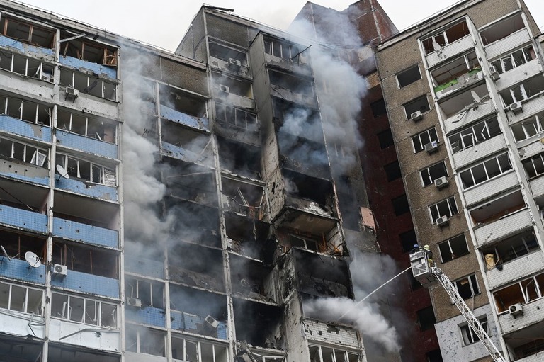 ロシアから攻撃された建物＝７日、ウクライナ・キーウ/Sergei Supinsky/AFP/Getty Images