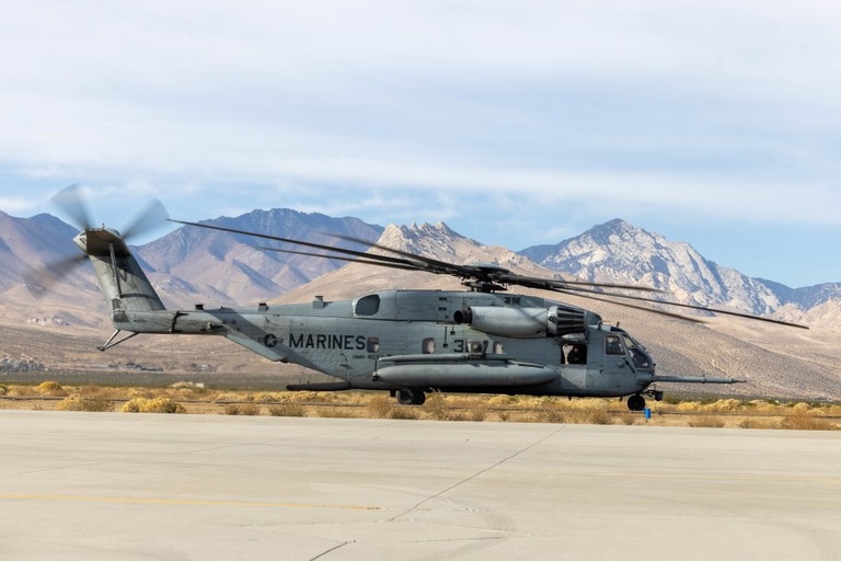 地上走行するヘリコプターＣＨ５３Ｅ「スーパースタリオン」＝２０２３年、米カリフォルニア州の飛行場
/Lance Cpl. Jennifer Sanchez/US Marine Corps/File