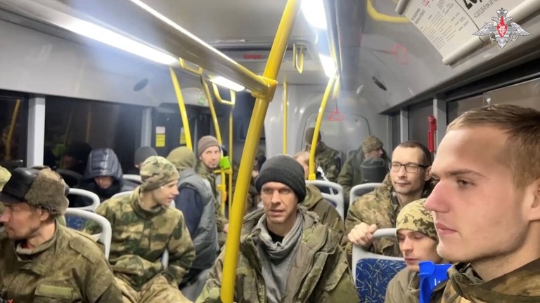 ロシア国防省が８日に公開した映像には捕虜交換で解放されてバスに乗ったロシア軍人らの様子が映っている/Russian Defense Ministry/Handout/Reuters
