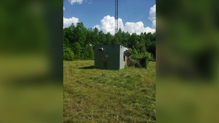 送信設備の入った建物と電波塔/Courtesy Brett Elmore