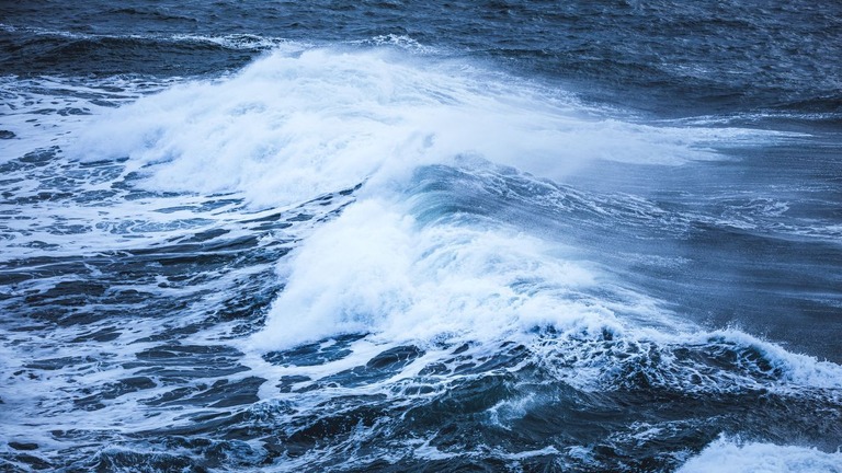 アイスランド沖の北大西洋が波立つ様子＝２０２０年３月/Daniele Orsi/REDA&CO/Universal Images Group/Getty Images