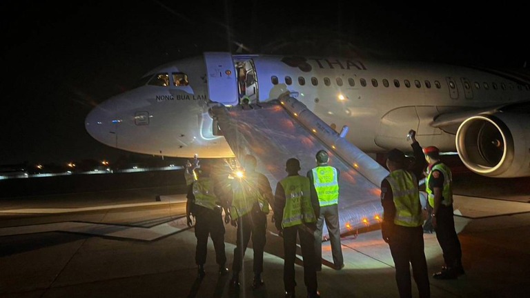 緊急脱出用のスライドが開き、空港のスタッフが対応する＝７日、チェンマイ国際空港/Chiang Mai International Airport