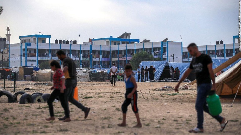 パレスチナ自治区ガザ地区北部から南部ラファにある国連の避難所に避難してきた人々/Mohammed Zaanoun/Middle East Images/AFP/Getty Images
