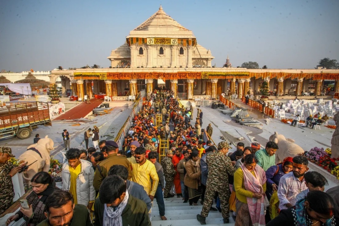 寺院「ラム・ジャンマブーミ・マンディール」で並ぶ信者ら＝１月２４日/Ritesh Shukla/Getty Images