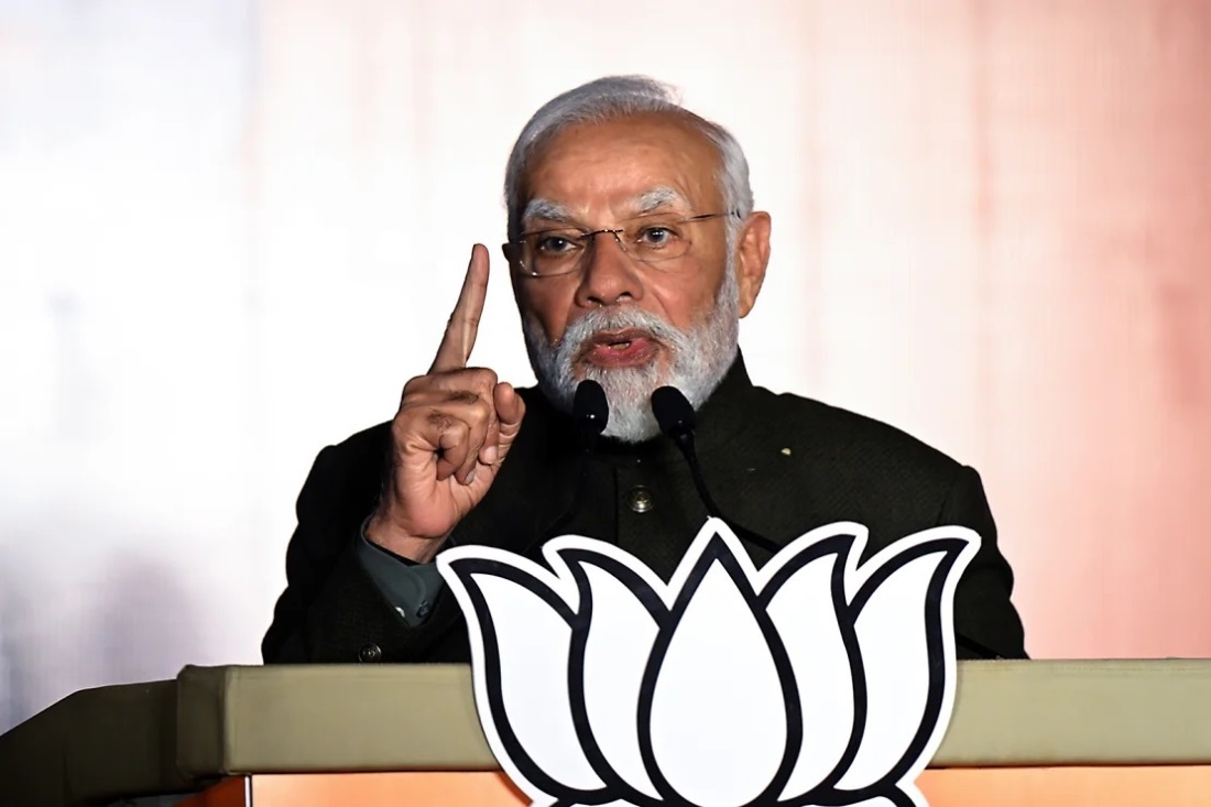 インド人民党の本部で演説するモディ首相=2023年12月、インド・ニューデリー/Prakash Singh/Bloomberg/Getty Images