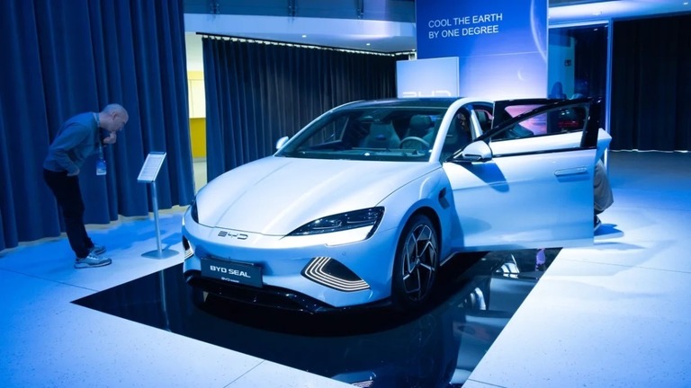比亜迪（ＢＹＤ）の車を眺める買い物客＝ハンガリー・ブダペスト/Attila Volgyi/Xinhua/Getty Images