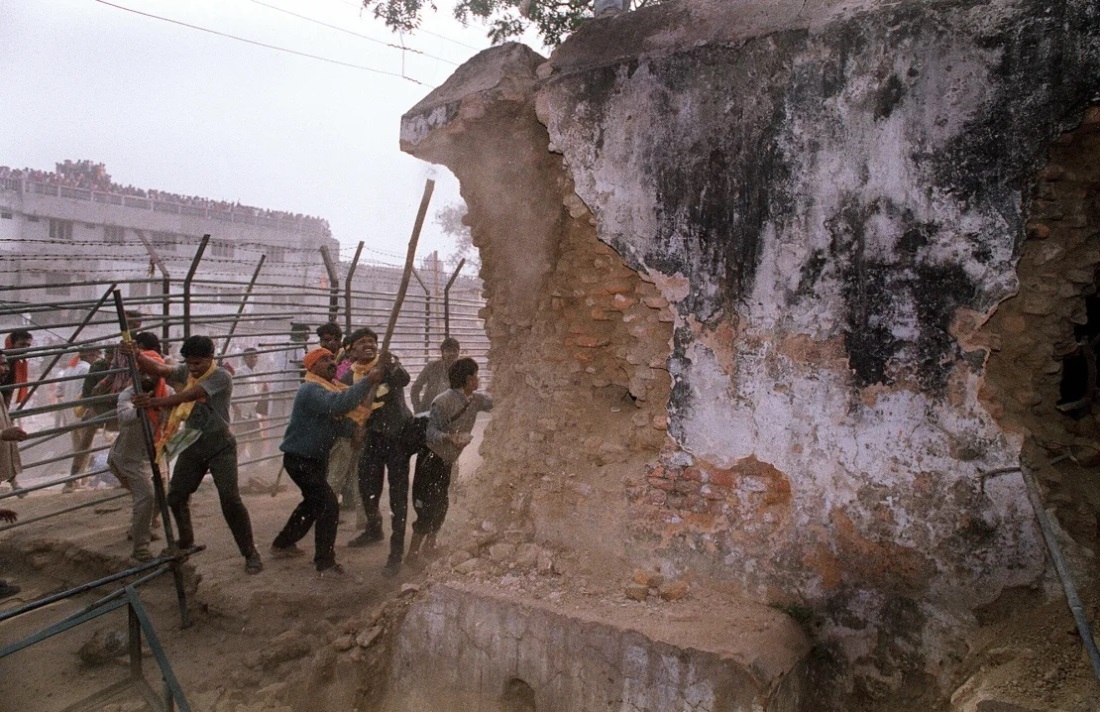 「バーブリー・マスジッド」の壁を破壊するヒンドゥー教原理主義者＝１９９２年、インド・アヨディヤ/Douglas E. Curran/AFP/Getty Images