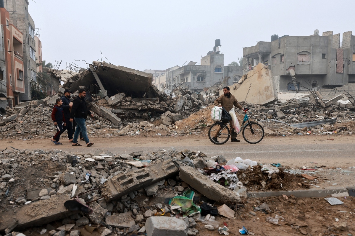 イスラエルの爆撃で残骸と化した通りを歩く男性＝９日、ラファ/Mohammed Abed/AFP/Getty Images