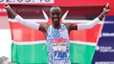 マラソン世界記録保持者キプタムさん、ケニアで事故死