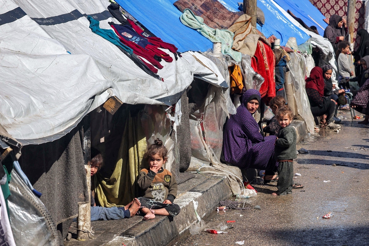住む家を追われたパレスチナ人が避難するテントに女性や子どもが座る＝８日、ラファ/Mohammed Abed/AFP/Getty Images