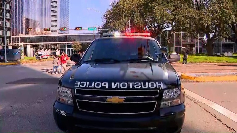 現場に展開する警察車両/CNN