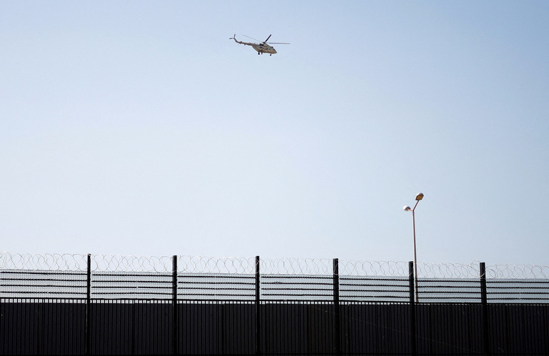エジプトとガザの境界地域上空を警戒飛行するエジプト軍のヘリコプター/Ibraheem Abu Mustafa/Reuters